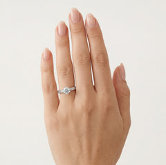 Prsten z bílého zlata s kubickým zirkonem a zirkony podél