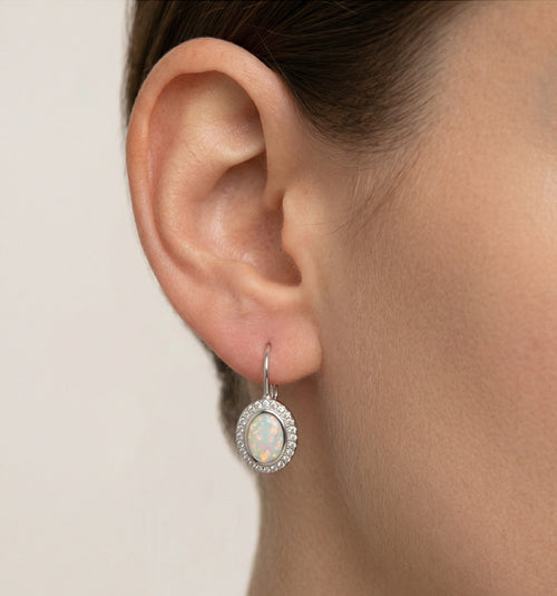 Ovale Ohrringe mit weißem Opal in Zargenfassung und Klappverschluss