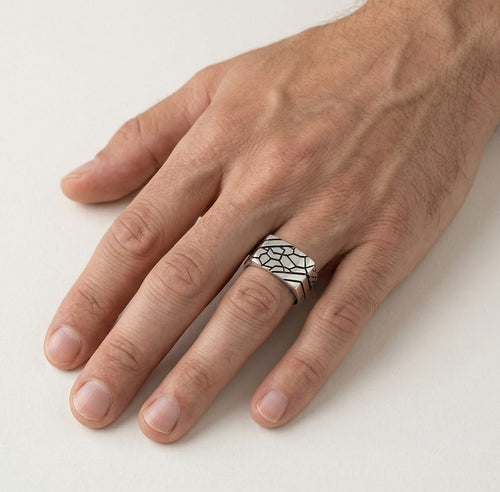 Stříbrný pánský prsten s liniovou úpravou