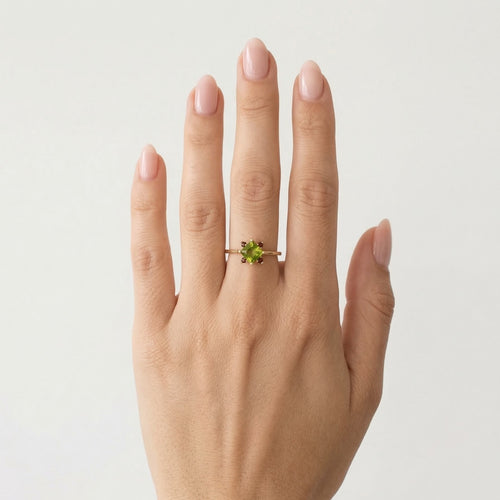 Eleganter Moldavit- und Granat-Ring