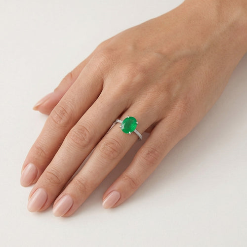 Bague en argent sterling avec émeraude taille ovale