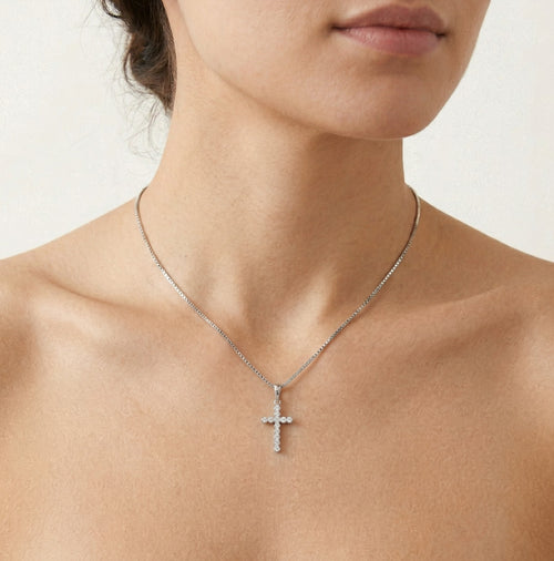 Croix ronde en argent avec zirconiums cubiques