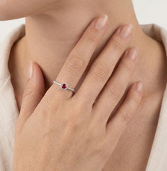 Fine bague en or blanc avec rubis et halo de diamants