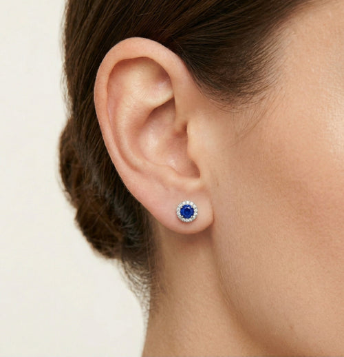 Silberne Ohrstecker mit synthetischem Saphir