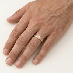 Snubní prsten z růžového zlata s řeckým vzorem