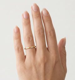 Bague fine en or jaune et zirconiums