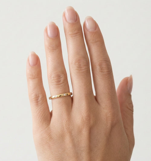 Bague fine en or jaune et zirconiums