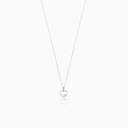 Corazón de oro con un diamante en su interior