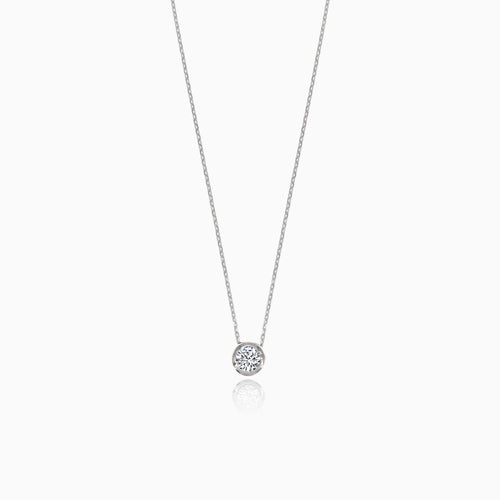 Collier avec diamant dans un pendentif rond en or blanc
