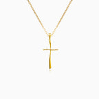 Cruz torcida elegante con circonita cúbica