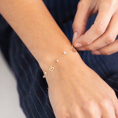 Bracelet chaîne avec cœurs et pierres pendants