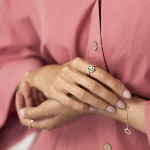 Zlatý prsten s obdélníkovým zeleným smaragdem