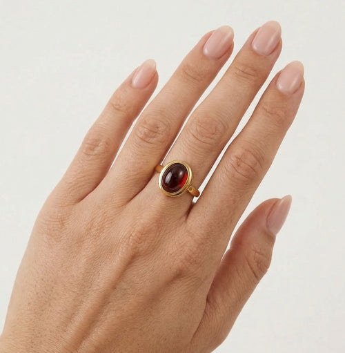 Schicker Goldring mit Cabochon-Granat