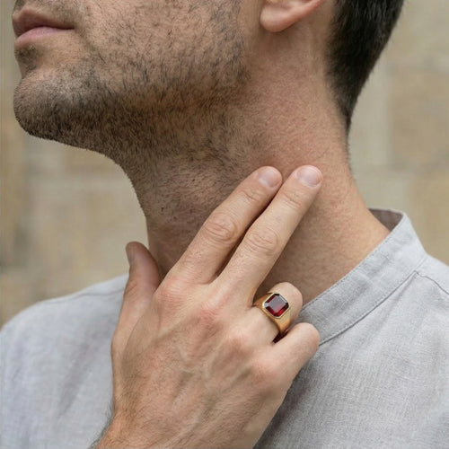 Sophisticated square garnet gold ring
