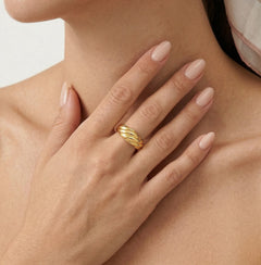 Gelbgoldener Croissant-Ring.