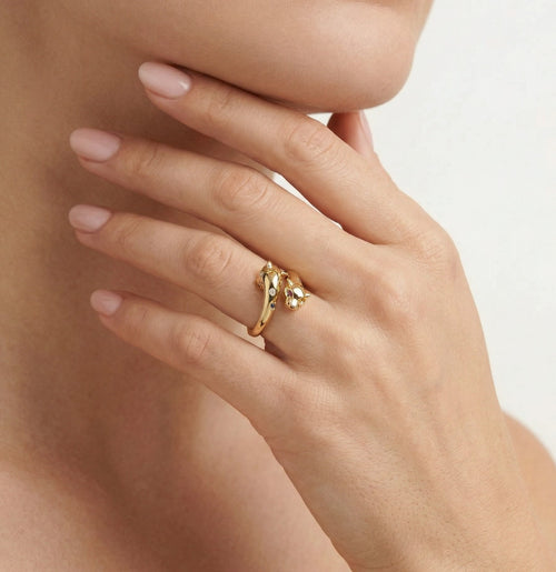 Anillo de mujer con motivo de pantera, diamantes y zafiros vibrantes