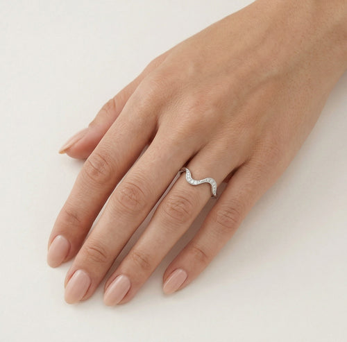 Bague en argent avec design vague et zirconiums cubiques
