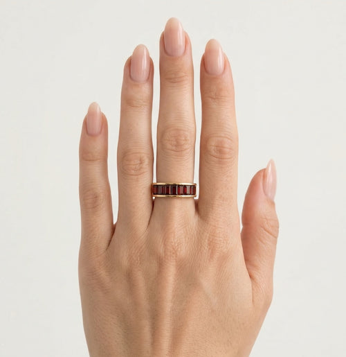 Channeling Eleganz: Cluster-Ring mit 7 Granaten im Radiant-Schliff