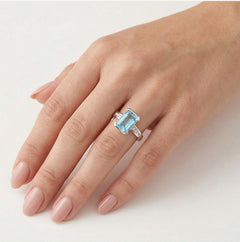 Bague avec aigue-marine taille émeraude et diamant