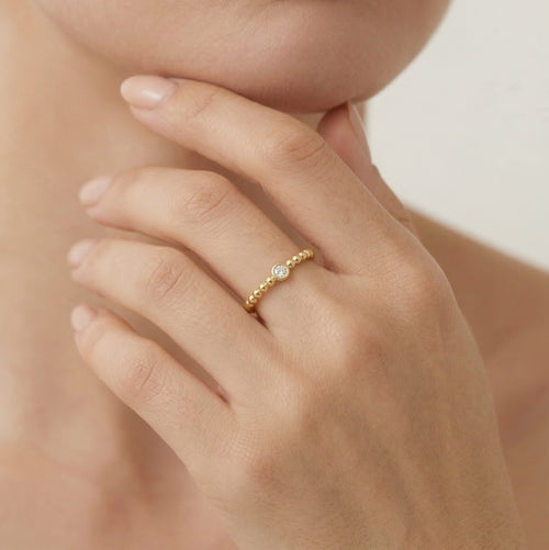 Anillo de elegancia con brillo dorado y circonita cúbica