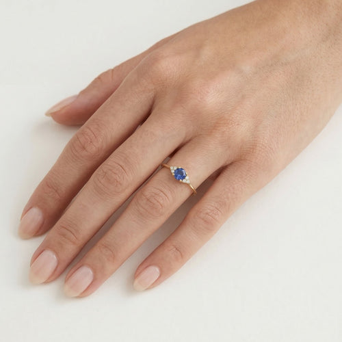 Anillo de zafiro azul en oro amarillo