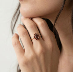 Květinový zlatý prsten s granátem