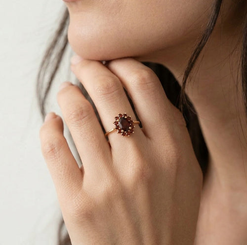 Květinový zlatý prsten s granátem