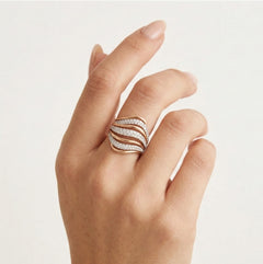 Bague en or rose avec trois lignes torsadées et diamants.