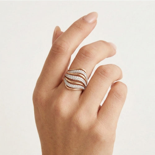 Bague en or rose avec trois lignes torsadées et diamants.