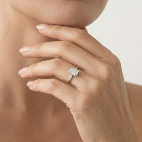 Stříbrný prsten se smaragdovým brusem