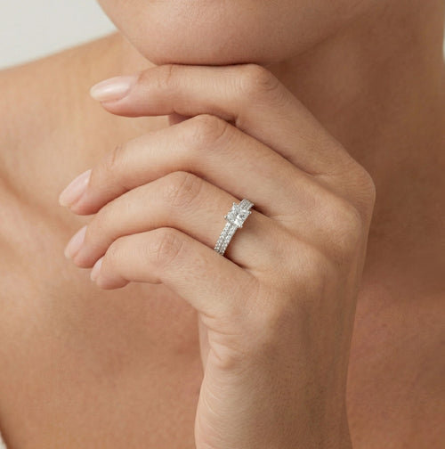 Bague de fiançailles éblouissante en or blanc avec diamant taille princesse