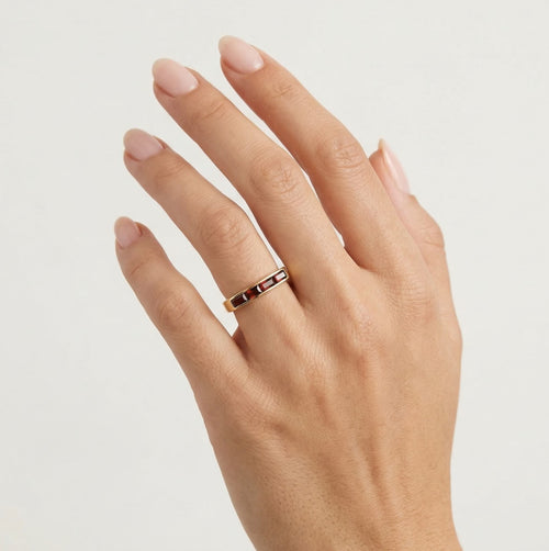 Langer Goldring mit Kanalfassung und Granat