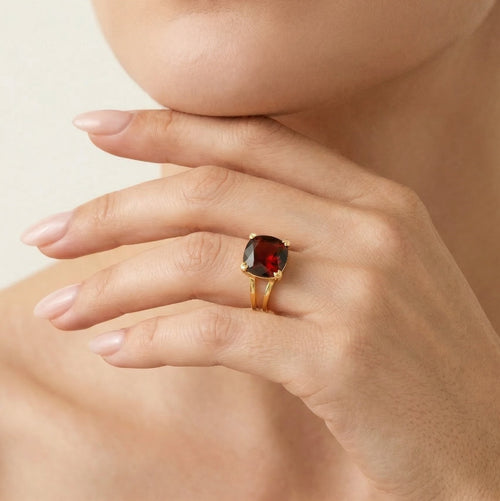 Bague élégante en or avec grand grenat