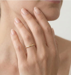 Bague fine en or jaune et zirconiums