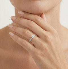 Třpytivý prsten s kulatým diamantem s jemným krokovým brusem