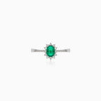 Sparkling white gold diamond ring with emerald