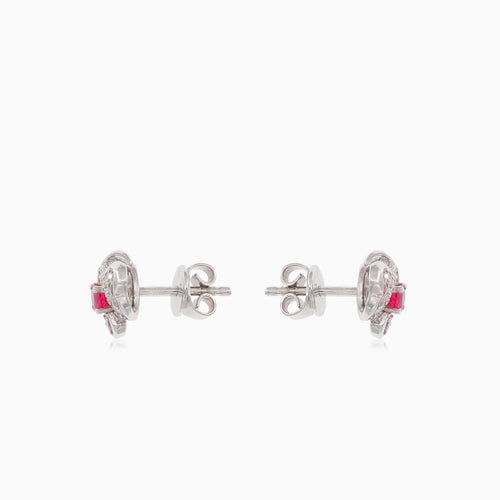 Boucles d’oreilles clous élégantes en or blanc avec diamants et rubis