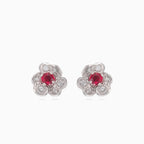 Boucles d’oreilles clous élégantes en or blanc avec diamants et rubis