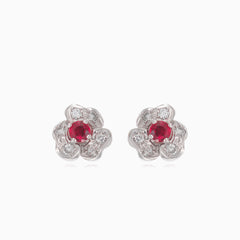 Boucles d’oreilles clous élégantes en or blanc avec diamants et rubis