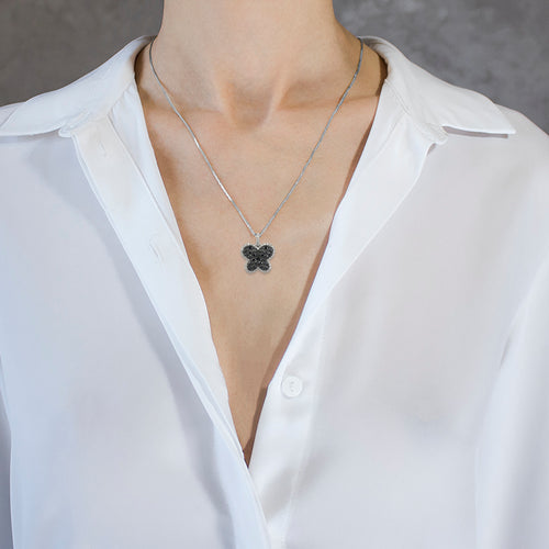 Schmetterlingsanhänger aus Weißgold mit schwarzen und weißen Diamanten