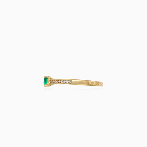 Sophisticated gold ring with emerald and diamonds