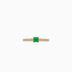 Sophisticated gold ring with emerald and diamonds