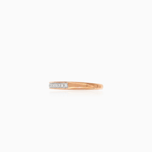 Bague romantique en or rose avec une ligne de diamants