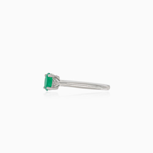 Fine white gold ring with emerald and diamonds