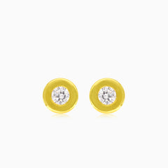 Boucles d'oreilles rondes en or jaune avec zircon cubique brillant.