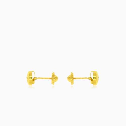 Boucles d'oreilles clous en or avec zirconium cubique rond serti en panier