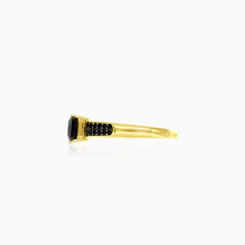 Anillo de oro amarillo con ónix negro elegante
