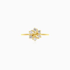Anillo floral dorado con circonita cúbica en forma de flor