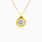 Zlatý přívěsek s kulatým zirkonem osazeným v lunetě