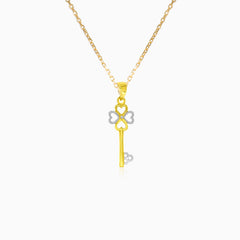 Dvoubarevný zlatý přívěsek se čtyřlístkem a klíčem